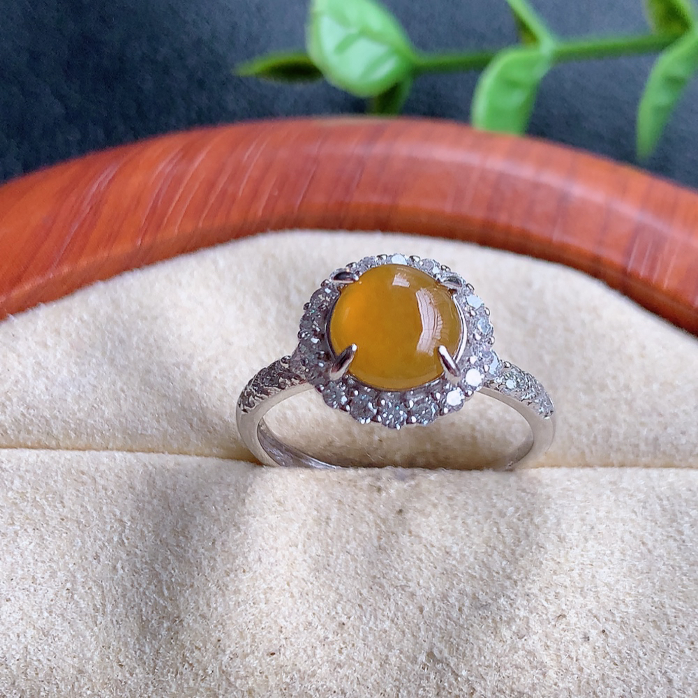 冰润红翡精美环形翡翠戒指  玉质细腻  冰清玉润  飘花灵动  颜色漂亮  W815.27  内径尺寸：17.5-11-6.8mm  裸石尺寸：7.3mm