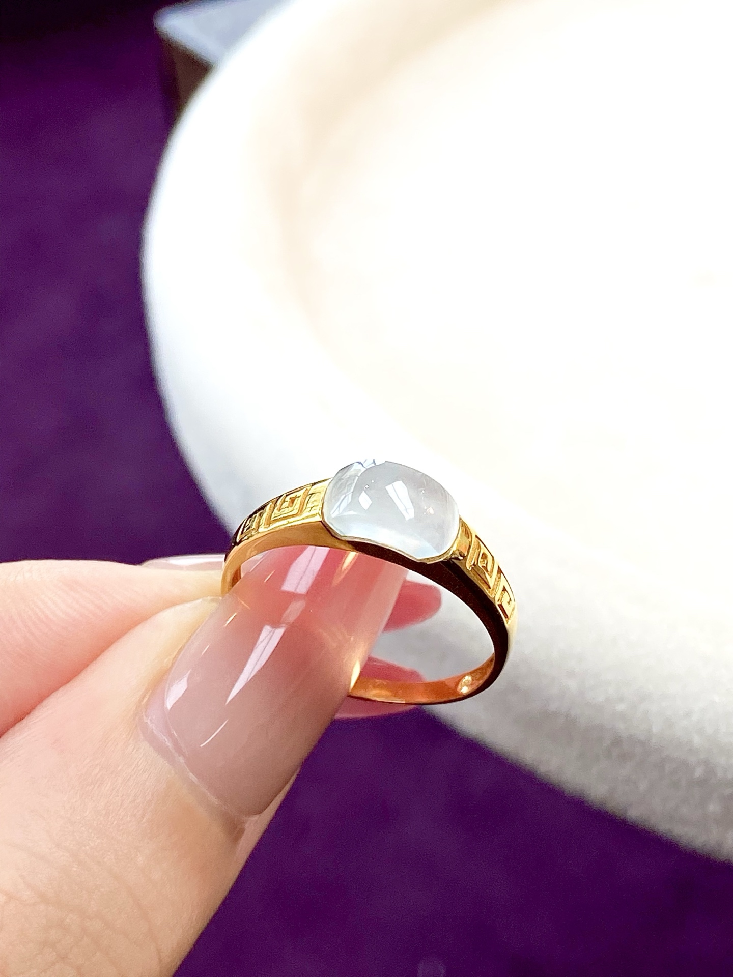 ️冰种马鞍戒指，冷冽的光与鎏金的韵，的气质，上手质感绝了，裸石：8.2/4.2/3.6mm，无裂。