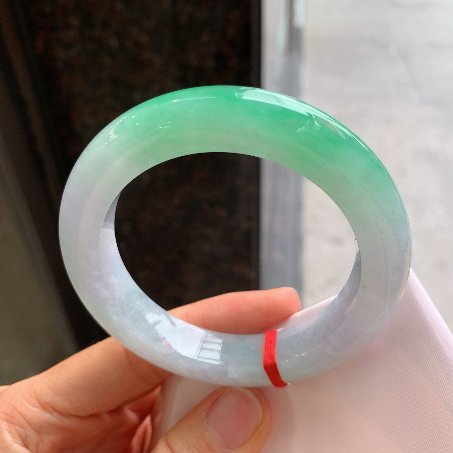 正圈飘绿，有纹，尺寸：57/11.8/11，色阳绿