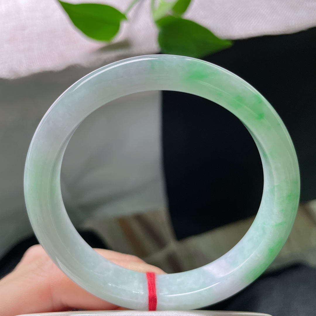 59.9/11.7/7.9，飘绿正圈，大圈口，水润细腻，绿意随意飘洒，肆意张扬，皮纹，ss51264