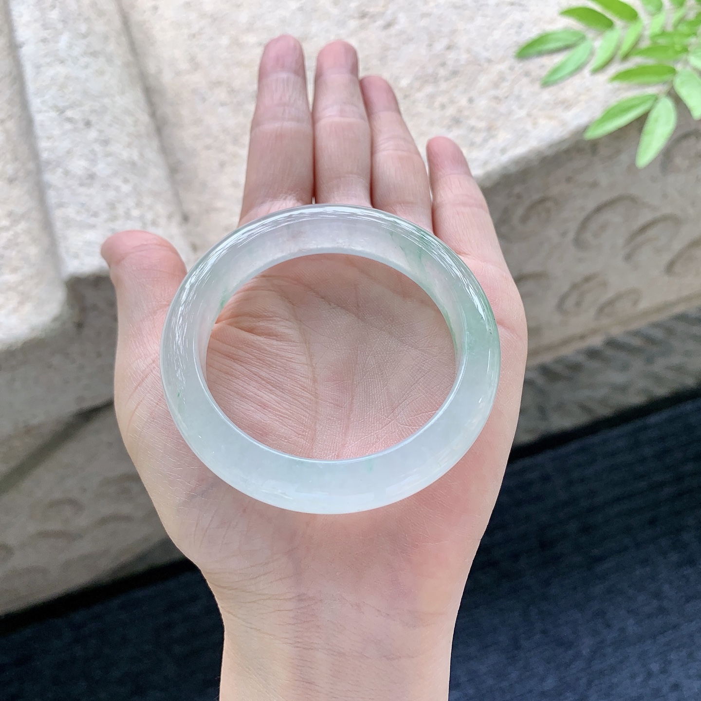 正圈52 53 【圈口】52/12/8.2 【编码】C5051063 【描述】糯冰飘绿，水润，种老，细腻，打灯有棉线