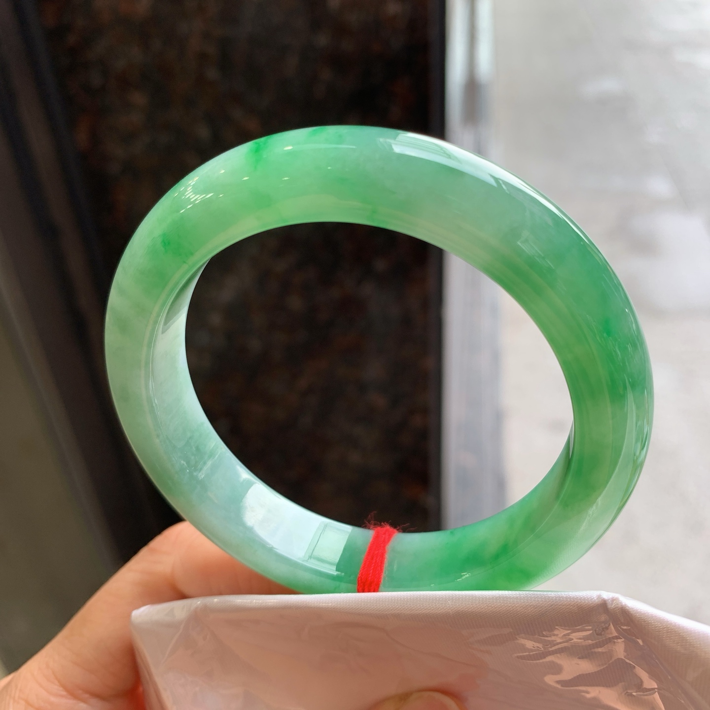 正圈飘绿，有纹，尺寸：58/12.3/9.3，色好