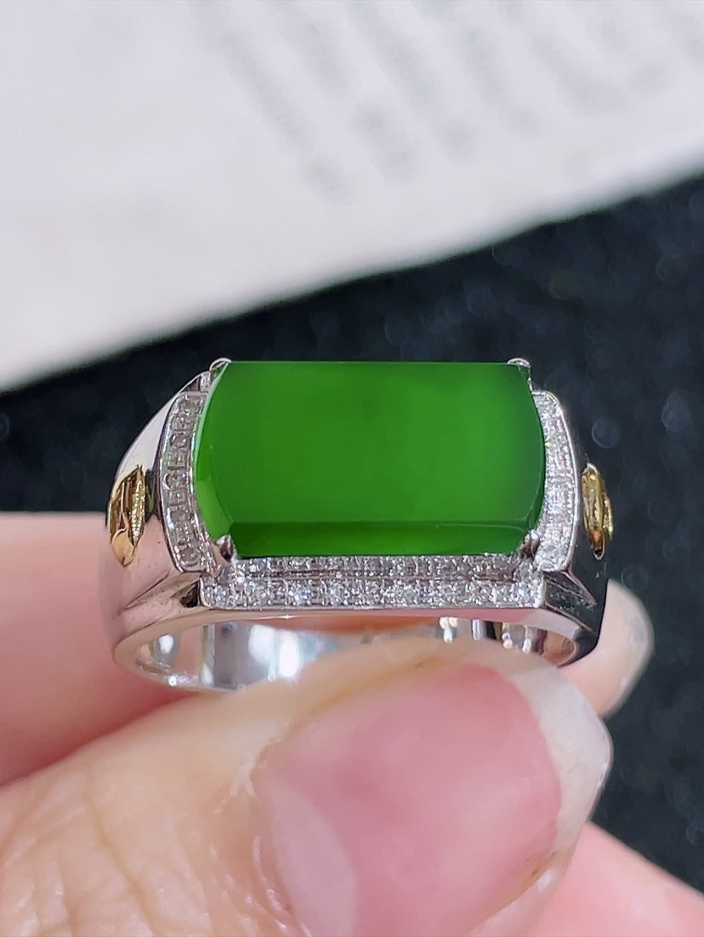 ️冰绿马鞍戒指，无裂，18k金镶嵌，种水，重金镶嵌，厚装饱满，高端大气，时尚百搭，性比高，指圈18.5，裸石13.2/7.3/6.0，含金厚