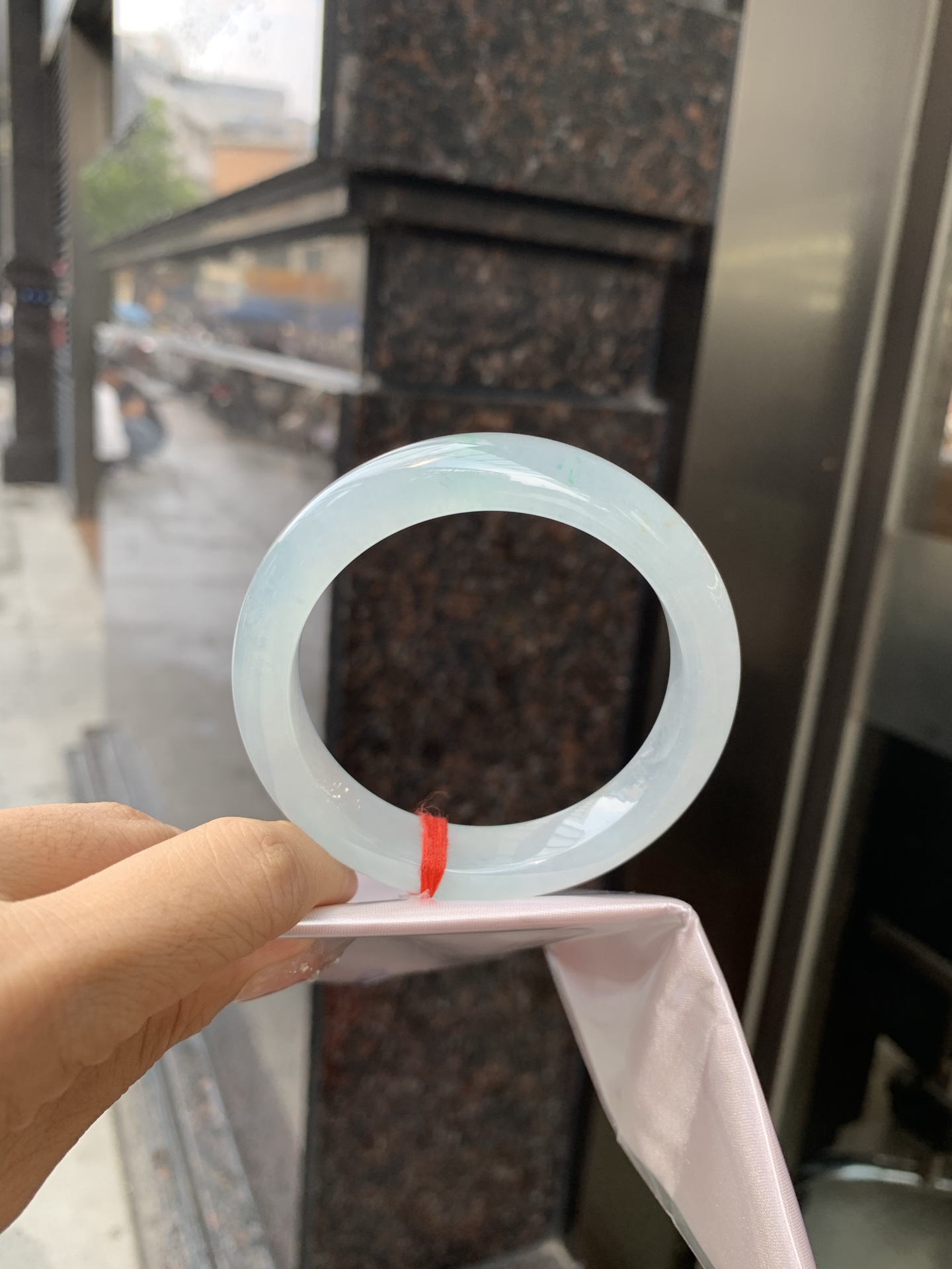 冰飘绿洒金正圈，54.3-8.4-12.1，0428-N560，打灯纹，不扣，玉质冰润细腻，清爽的底子飘一丝阳绿花，鲜活而灵动，犹如新冒的嫩芽，艳丽惹人