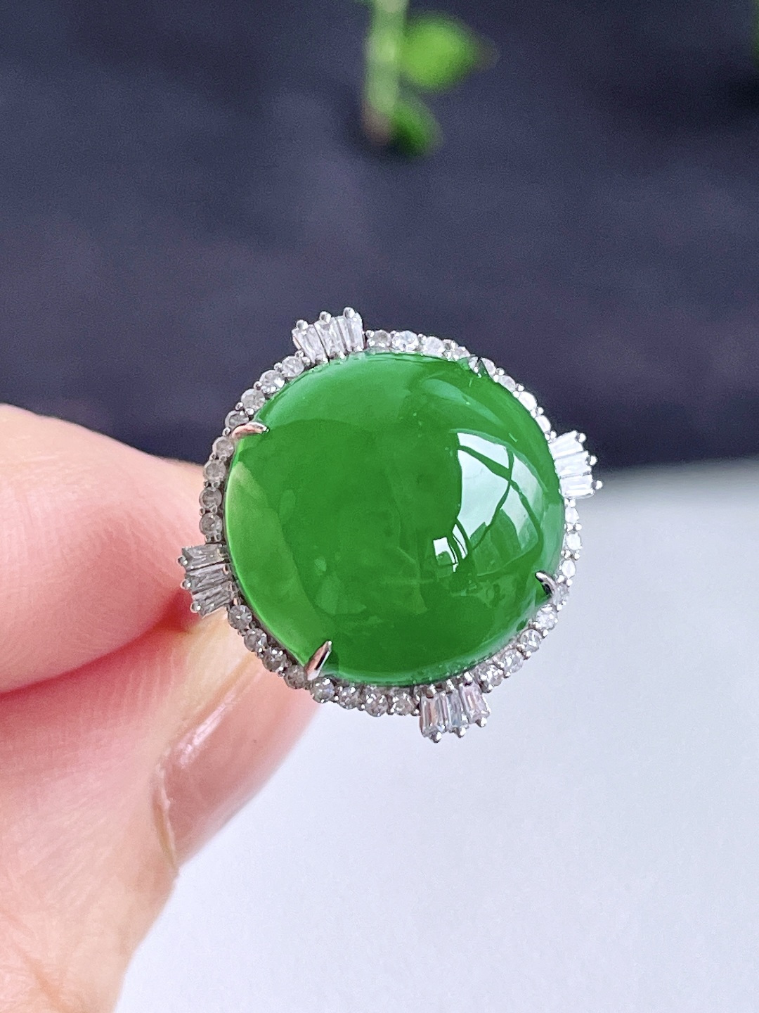 冰辣绿蛋面鸽子蛋戒指，18k金镶嵌，无裂，性比高19.5/19/10，裸石14.7/14.5/5，圈口14.5号，重量4.4克