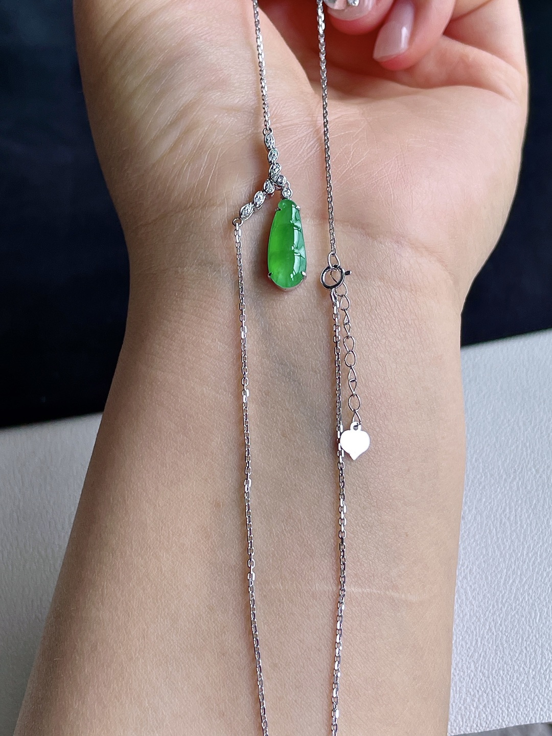 冰阳绿豆子阳绿福豆项链，18k金镶嵌，无裂，性比高，色彩浓郁，15.7/7.2/1，3克