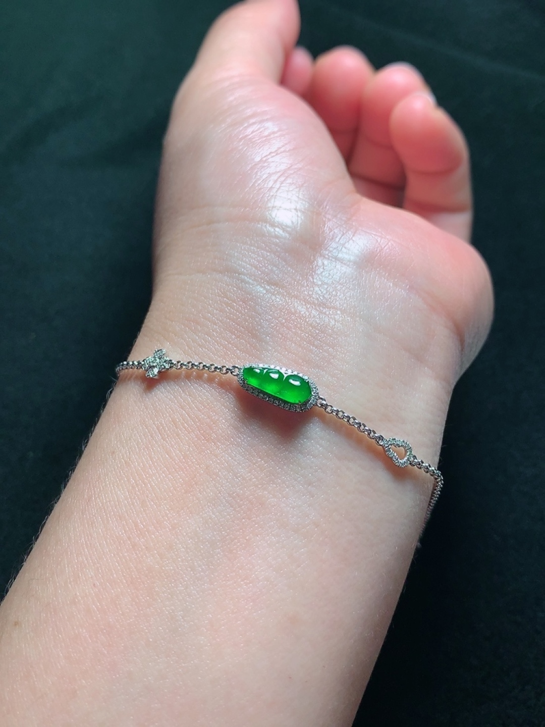 ️18k金镶嵌冰种阳绿福豆手链，种老水头好，又冰又润，饱满：15.5/6/4.2mm裸石：10.8/4/2mm，编号