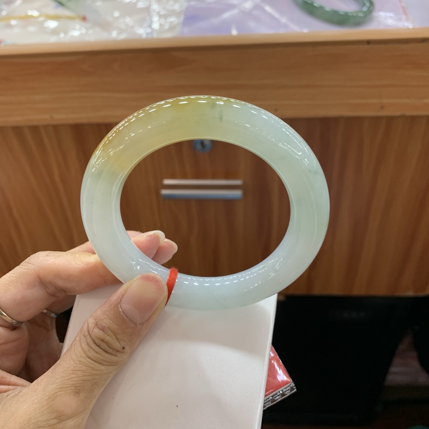 042725JM，飘黄翡圆条翡翠手镯，56.2-12.1