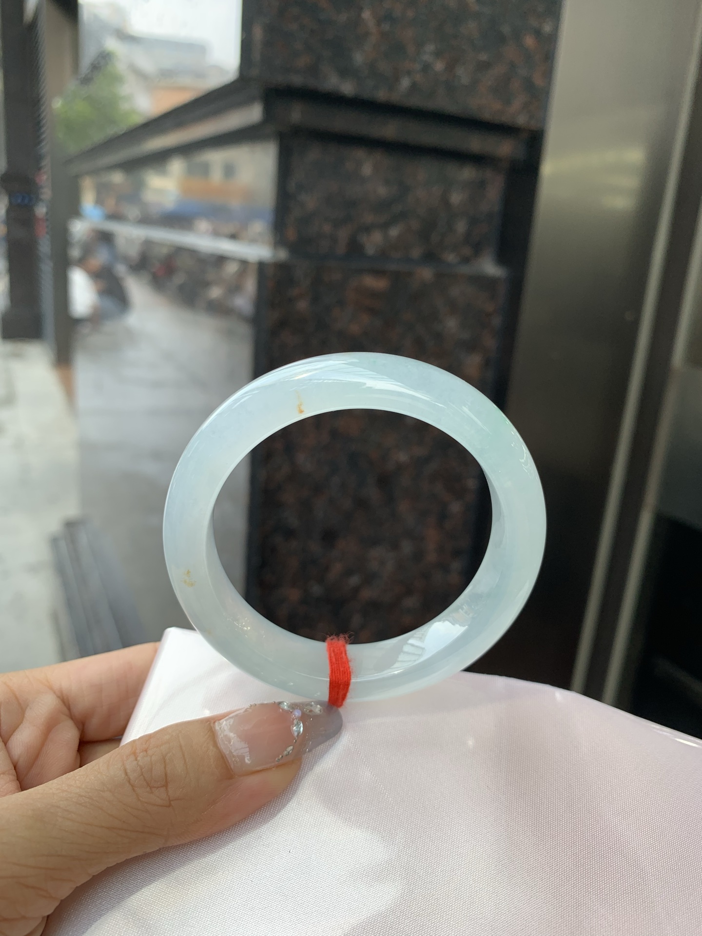 冰飘绿洒金正圈，54.3-8.4-12.1，0428-N560，打灯纹，不扣，玉质冰润细腻，清爽的底子飘一丝阳绿花，鲜活而灵动，犹如新冒的嫩芽，艳丽惹人