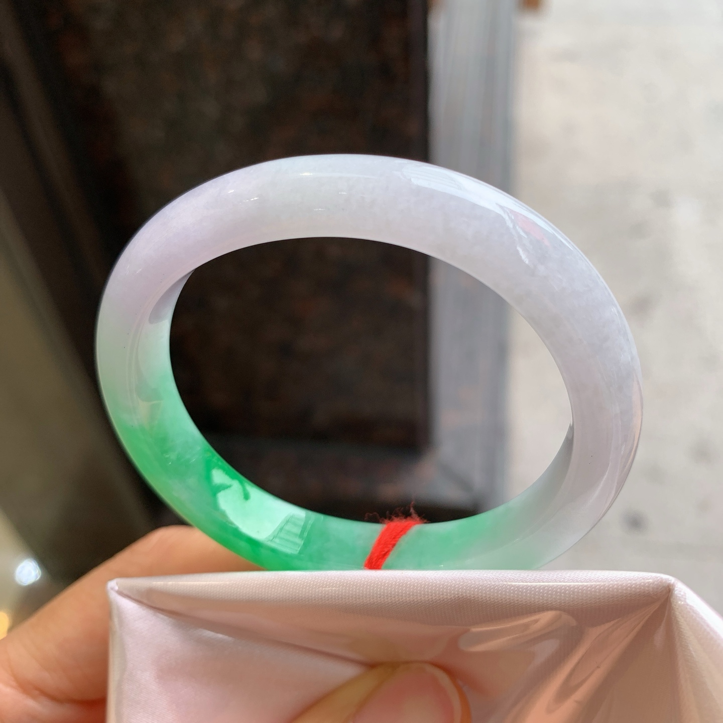 贵妃飘绿，有纹，尺寸52.5/46/9/7.6，色阳绿