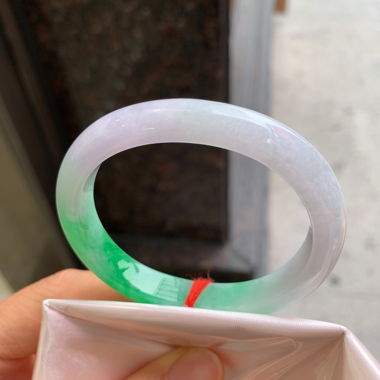 贵妃飘绿，有纹，尺寸52.5/46/9/7.6，色阳绿