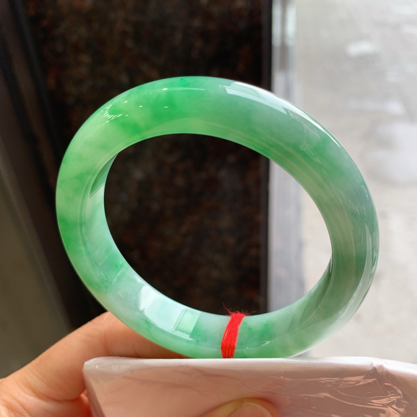 正圈飘绿，有纹，尺寸：58/12.3/9.3，色好