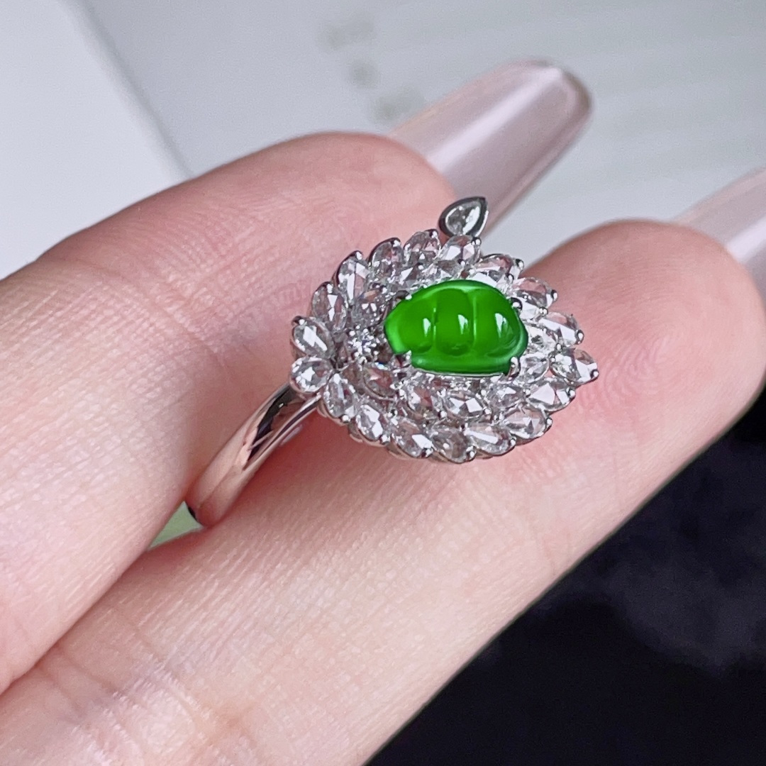 ️ 冰阳绿福豆戒指，色泽鲜艳，种老水润，18k金镶嵌，裸石 6.9/4.5，圈口 14