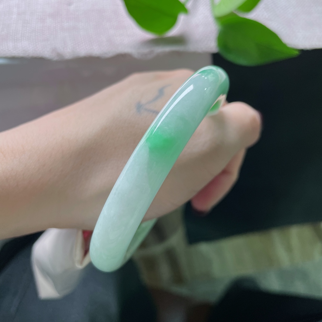 56.8/10.3，飘绿圆条，灵韵十足，腕间藏了一方会呼吸的翠色，有棉线，ss51849a