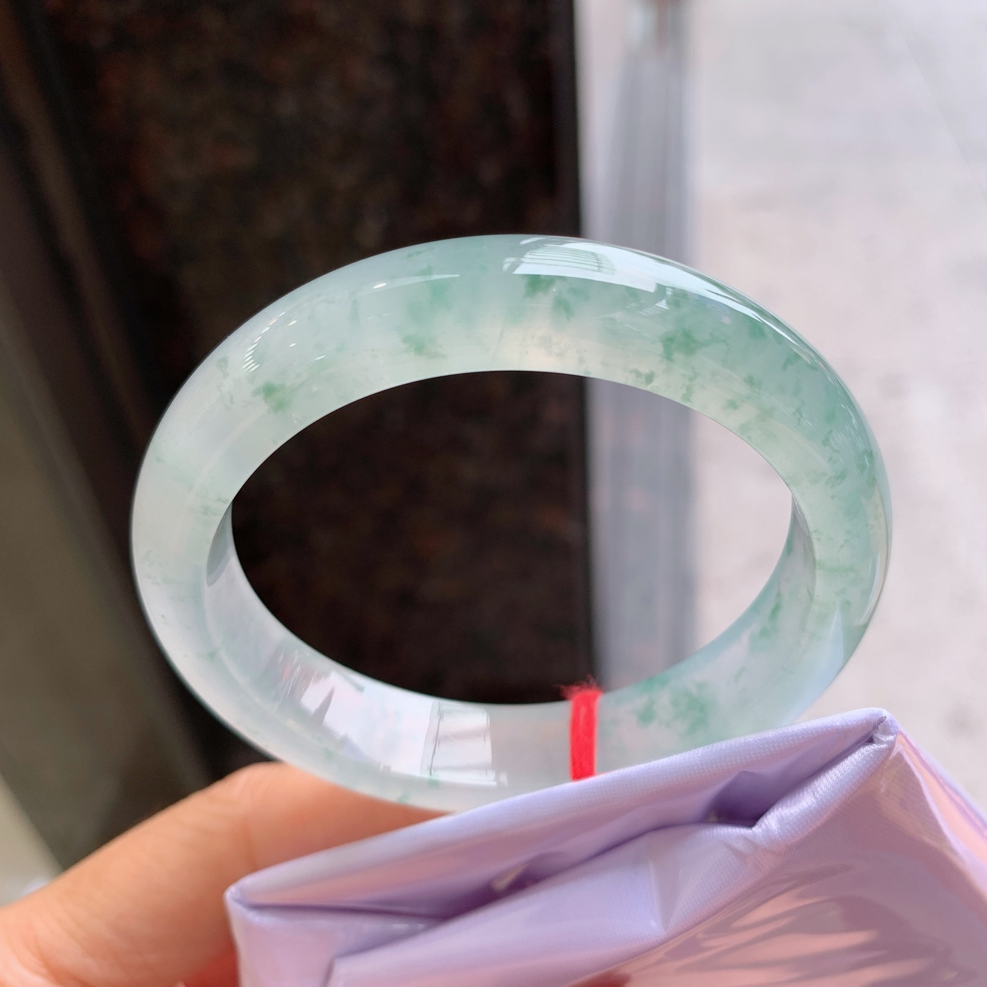 贵妃冰种飘花，有纹，尺寸：54/49/12/8，冰润