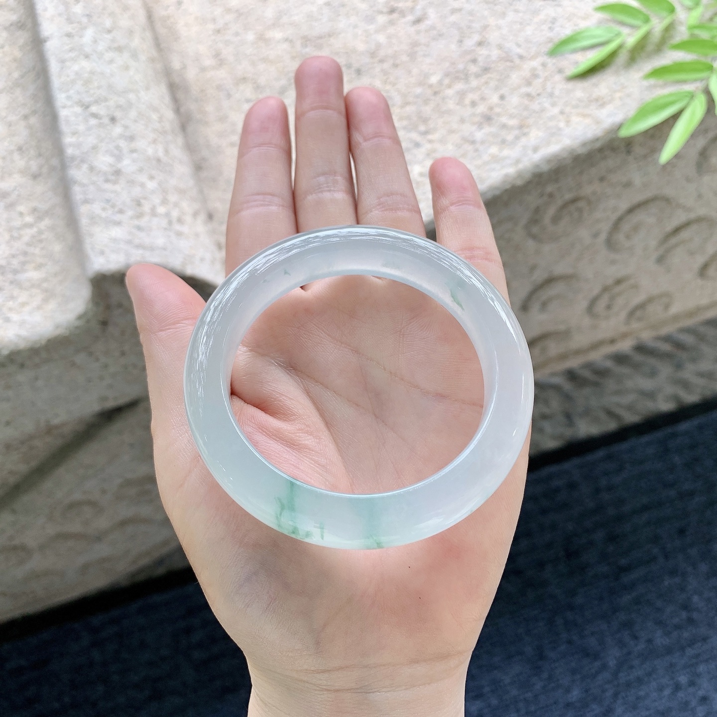 正圈54 55 圈口54.7/12/9.6 编码C5042942 描述冰飘绿花，水润，种老，细腻，打灯有棉絮线，无碍