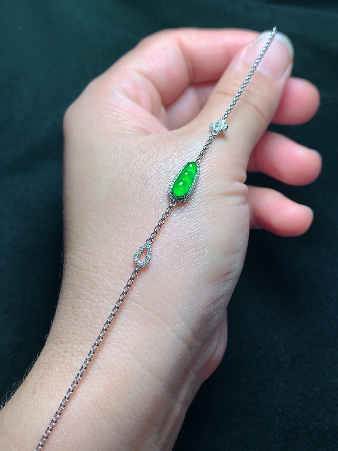 ️18k金镶嵌冰种阳绿福豆手链，种老水头好，又冰又润，饱满：15.5/6/4.2mm裸石：10.8/4/2mm，编号