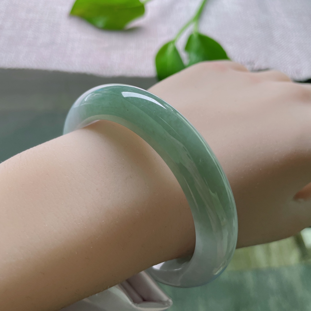 55.9/12.6/8.8，浅油绿正圈，镯型厚装饱满，佩戴端庄大方，无裂，ss51810a