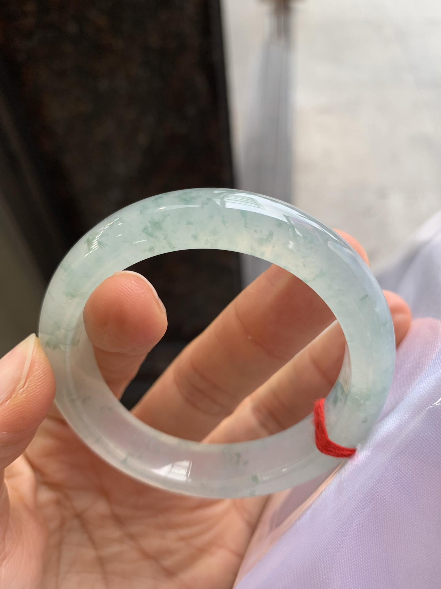 贵妃冰种飘花，有纹，尺寸：54/49/12/8，冰润