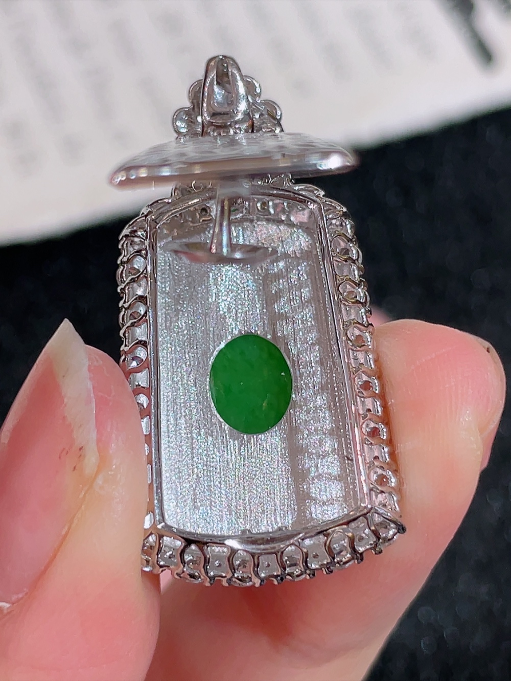 ️冰绿大无事牌吊坠，无裂，18k金镶嵌，种水，盖中盖，重金镶嵌，南非钻镶，厚装饱满，平安无事，平安是福，高端大气，性比高33.8/16.5/8.3，裸石21.5/12.6