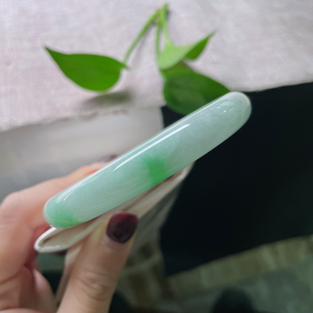 56.8/10.3，飘绿圆条，灵韵十足，腕间藏了一方会呼吸的翠色，有棉线，ss51849a
