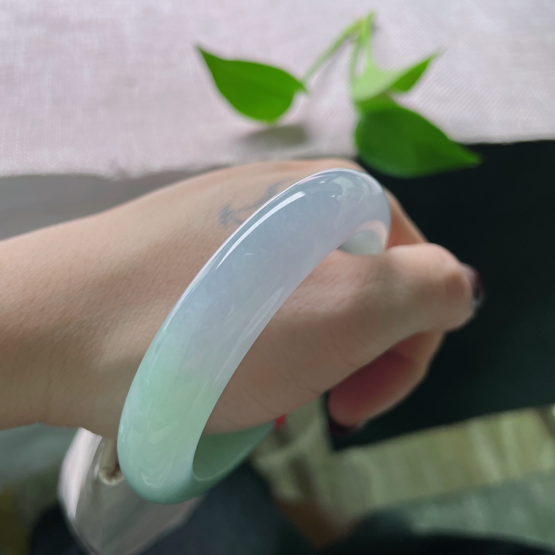 54.6/12.3/8.5春彩正圈，水润细腻，也是朝霞浸染远山，山间沁出的翠色。无裂，ss51742a