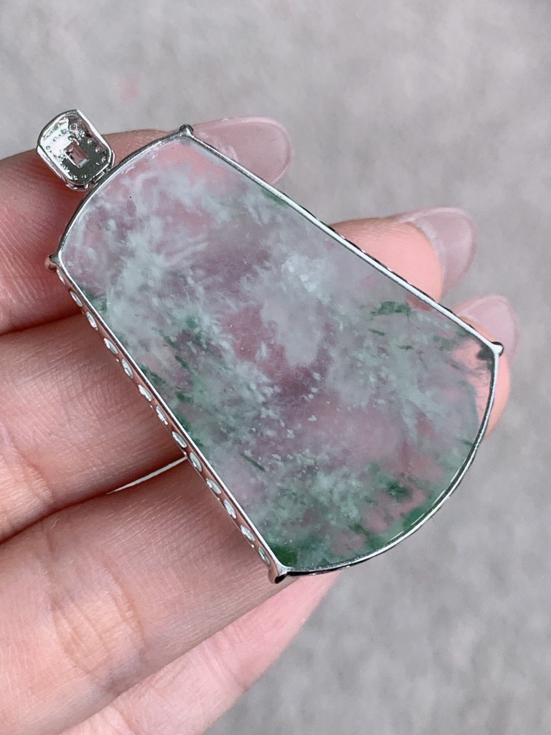 葡萄冰飘花山水牌吊坠，缅甸料，18k金镶嵌，无裂，性比高，冰感足，47.6/27.5/6.7，9.1克