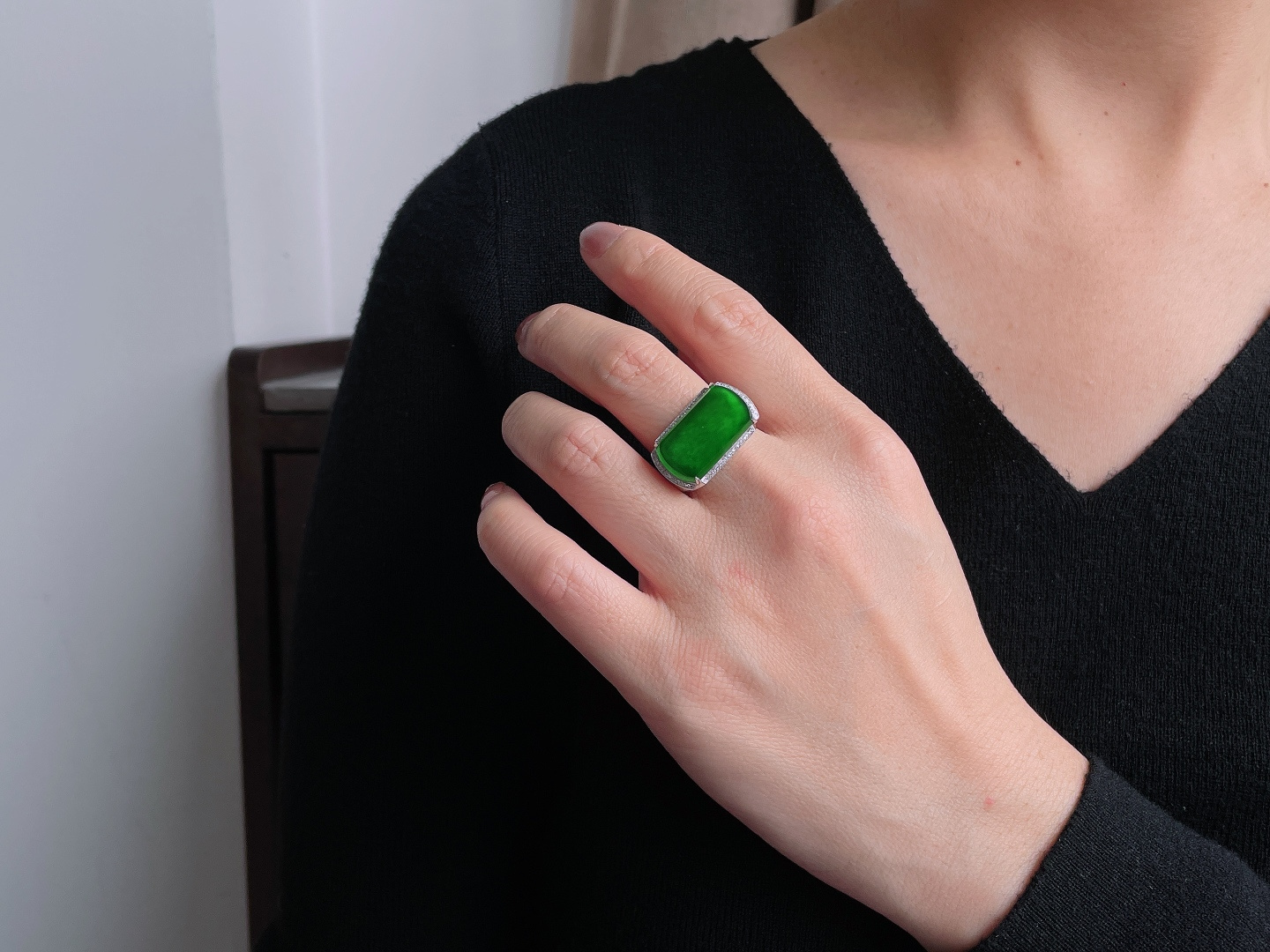 冰辣绿马鞍戒指，18k金镶嵌，无裂，性比高，20.8/11.5/2.8，20.5号，6.3克