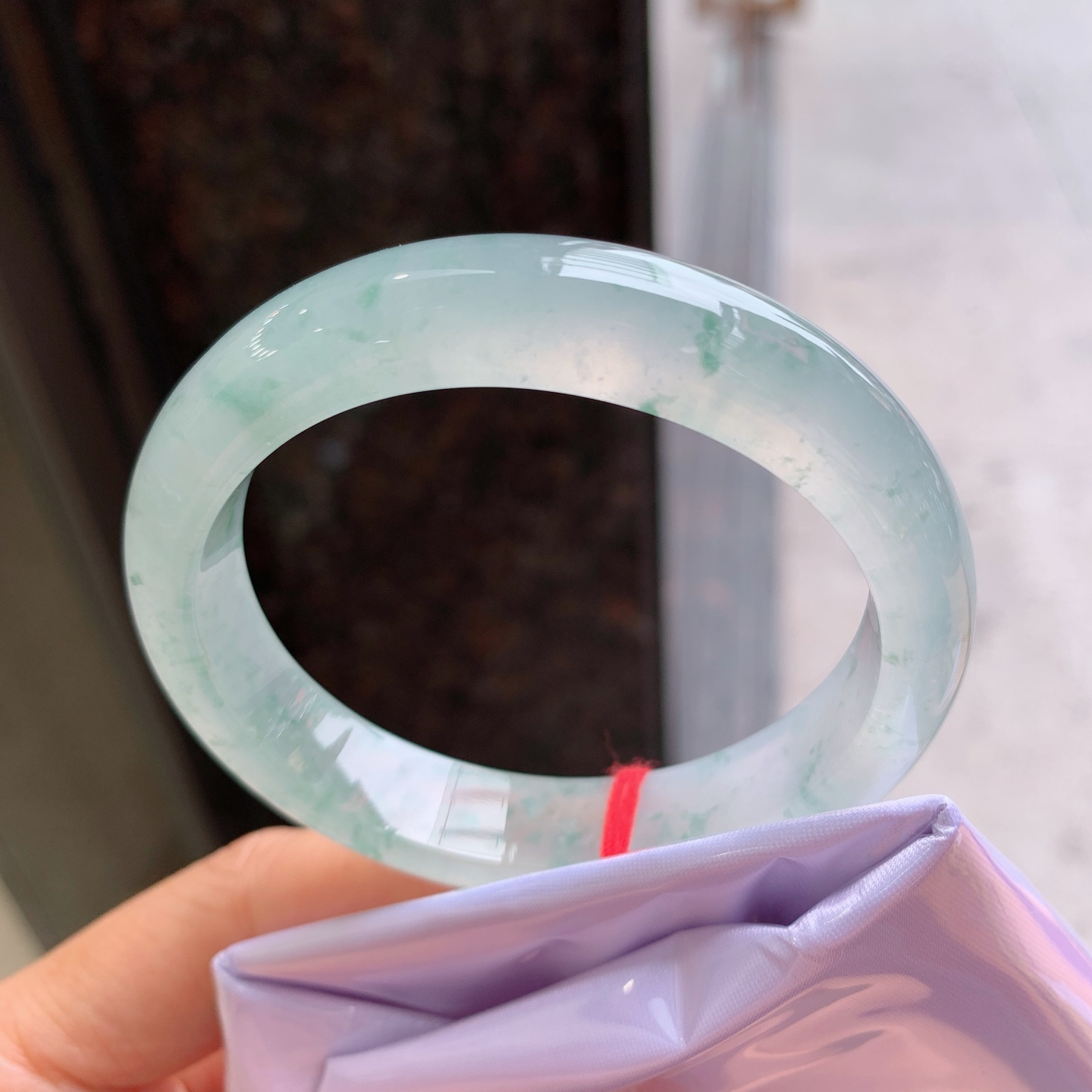 贵妃冰种飘花，有纹，尺寸：54/49/12/8，冰润