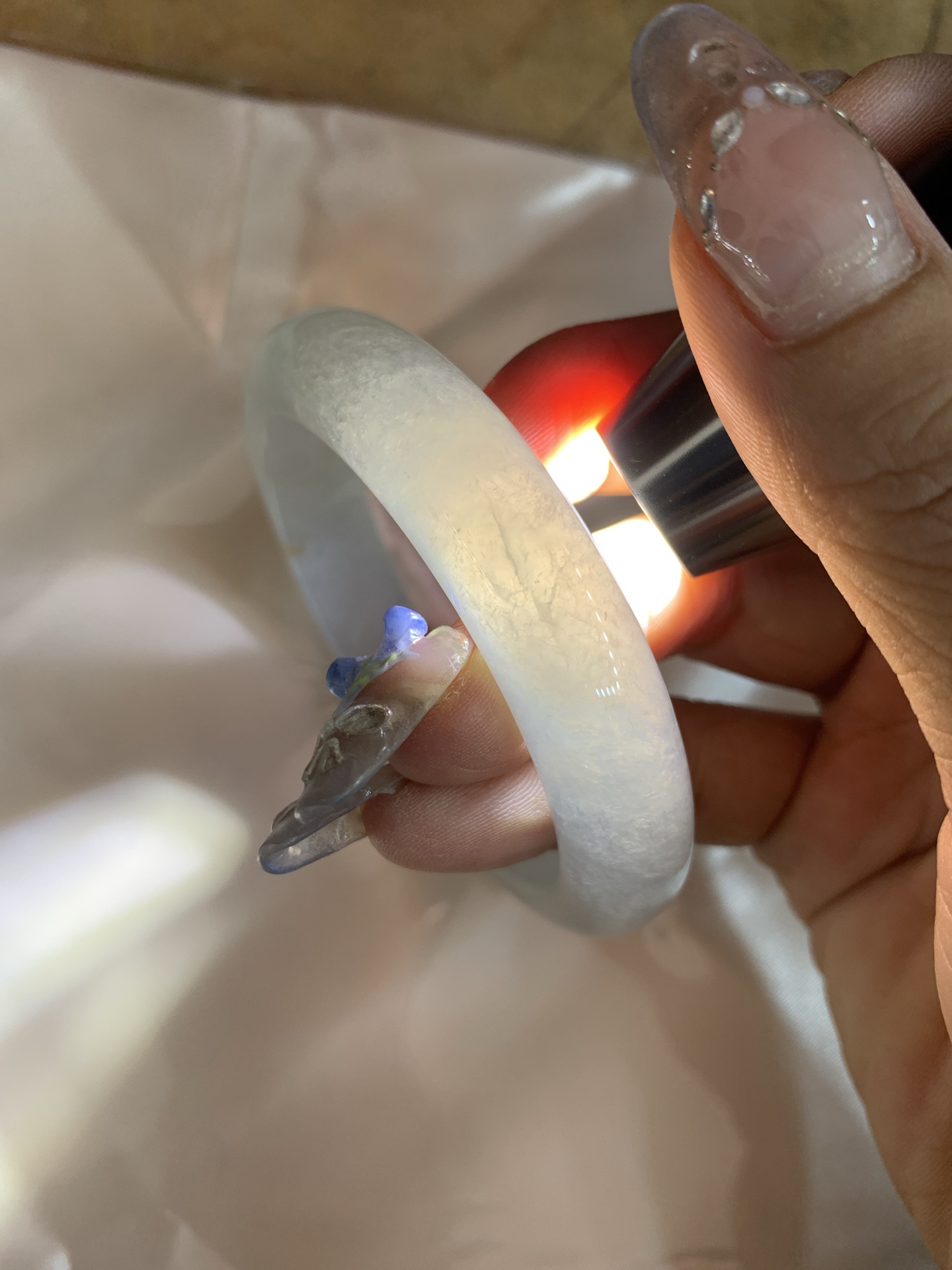 冰飘绿洒金正圈，54.3-8.4-12.1，0428-N560，打灯纹，不扣，玉质冰润细腻，清爽的底子飘一丝阳绿花，鲜活而灵动，犹如新冒的嫩芽，艳丽惹人