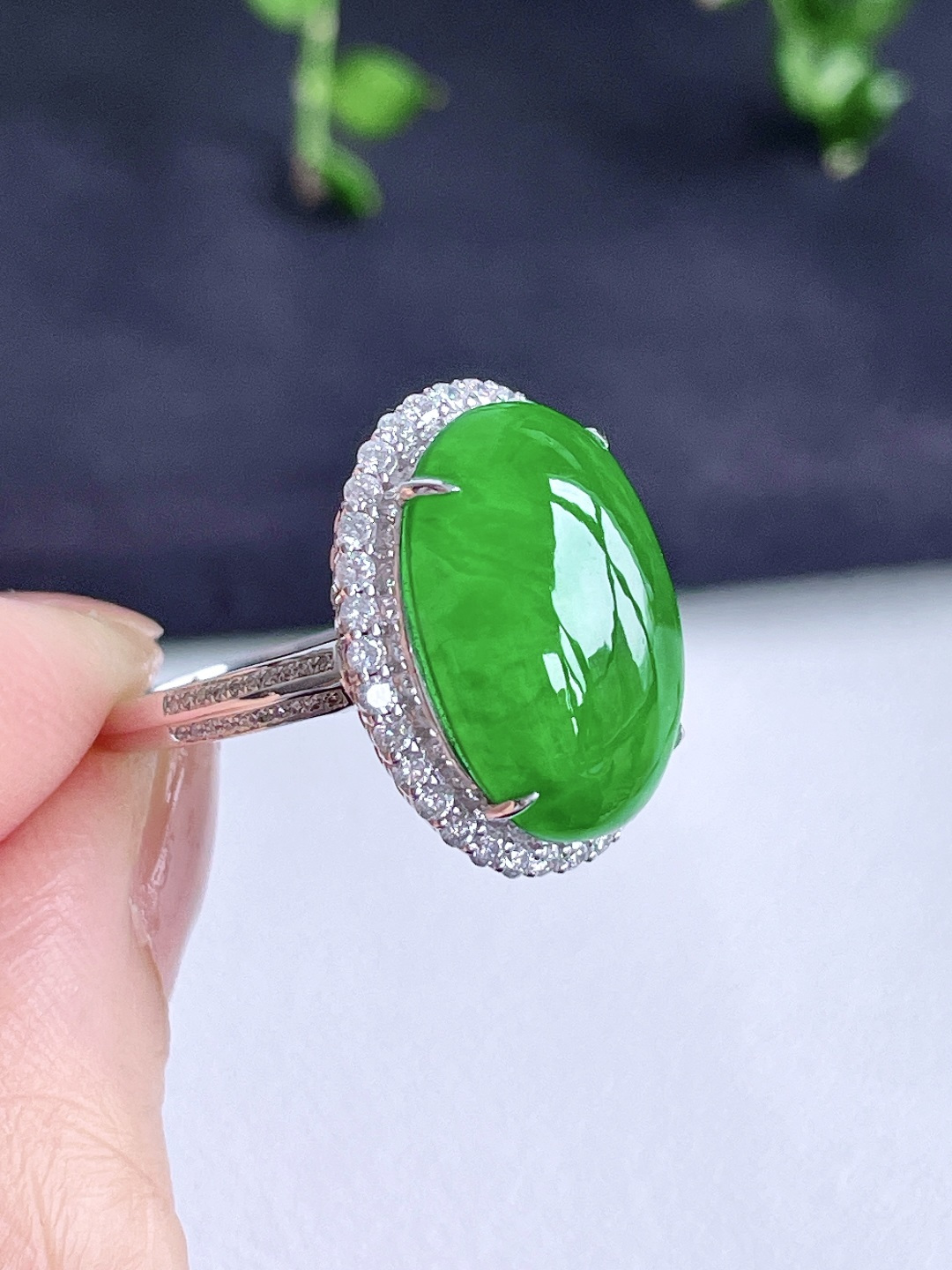 【镶嵌】冰辣绿大蛋面大鸽子蛋戒指，18k金镶嵌，无裂，性比高19.8/16.6/10.7，裸石17.3/12.7/6.4，圈口14号，重量5克