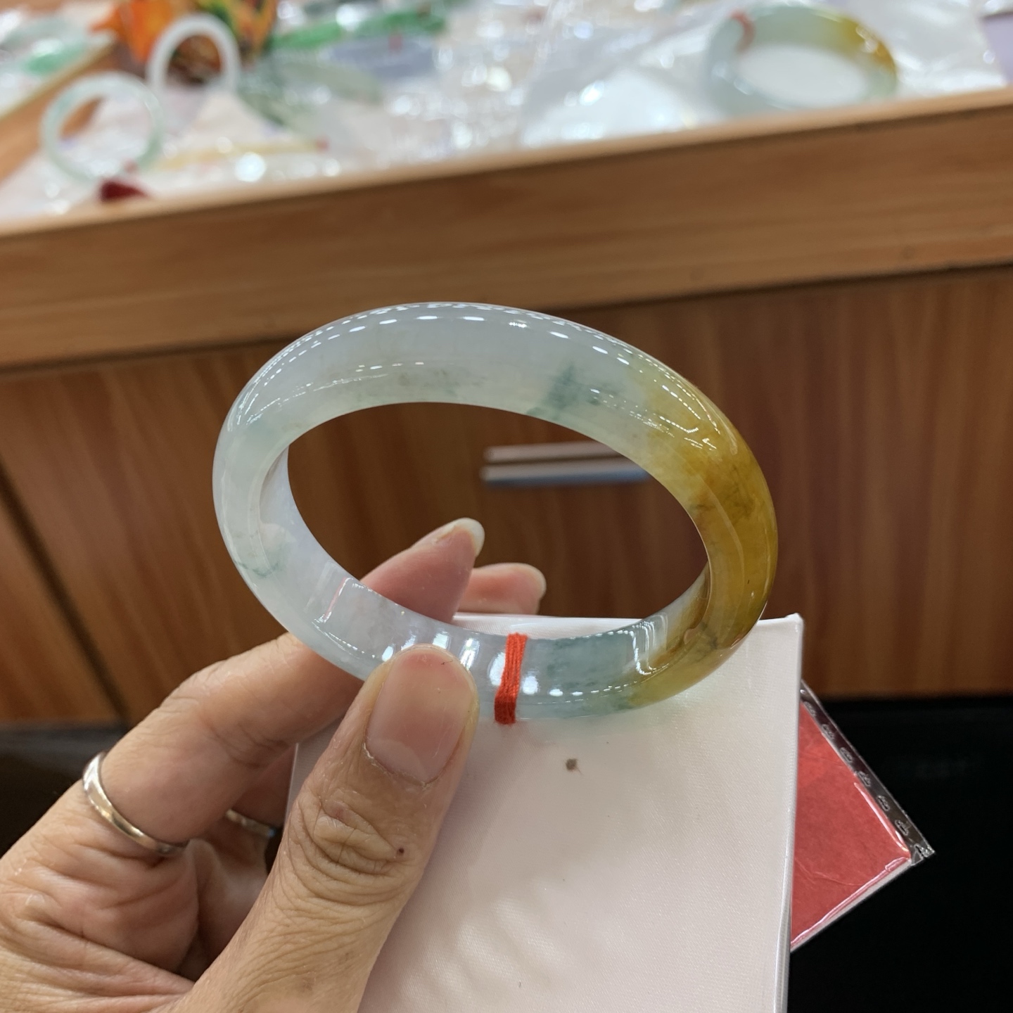 042726JM，黄翡飘花贵妃翡翠手镯，54-47.5-12-7.2