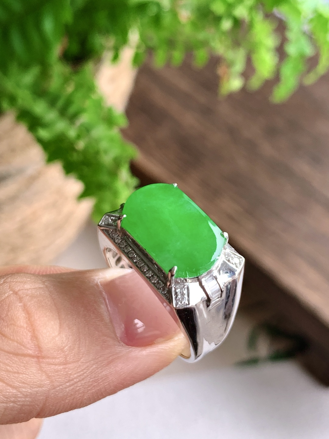 ️冰阳绿马鞍戒指，18k金镶嵌，性比高，13.8/9.5/2.5，圈口18.5号，5.5克