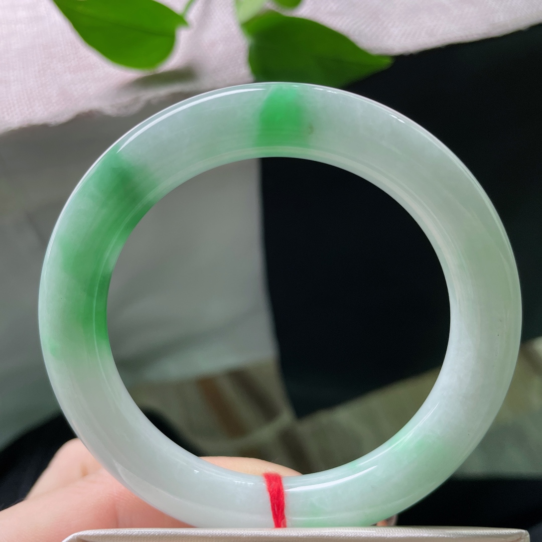 56.8/10.3，飘绿圆条，灵韵十足，腕间藏了一方会呼吸的翠色，有棉线，ss51849a