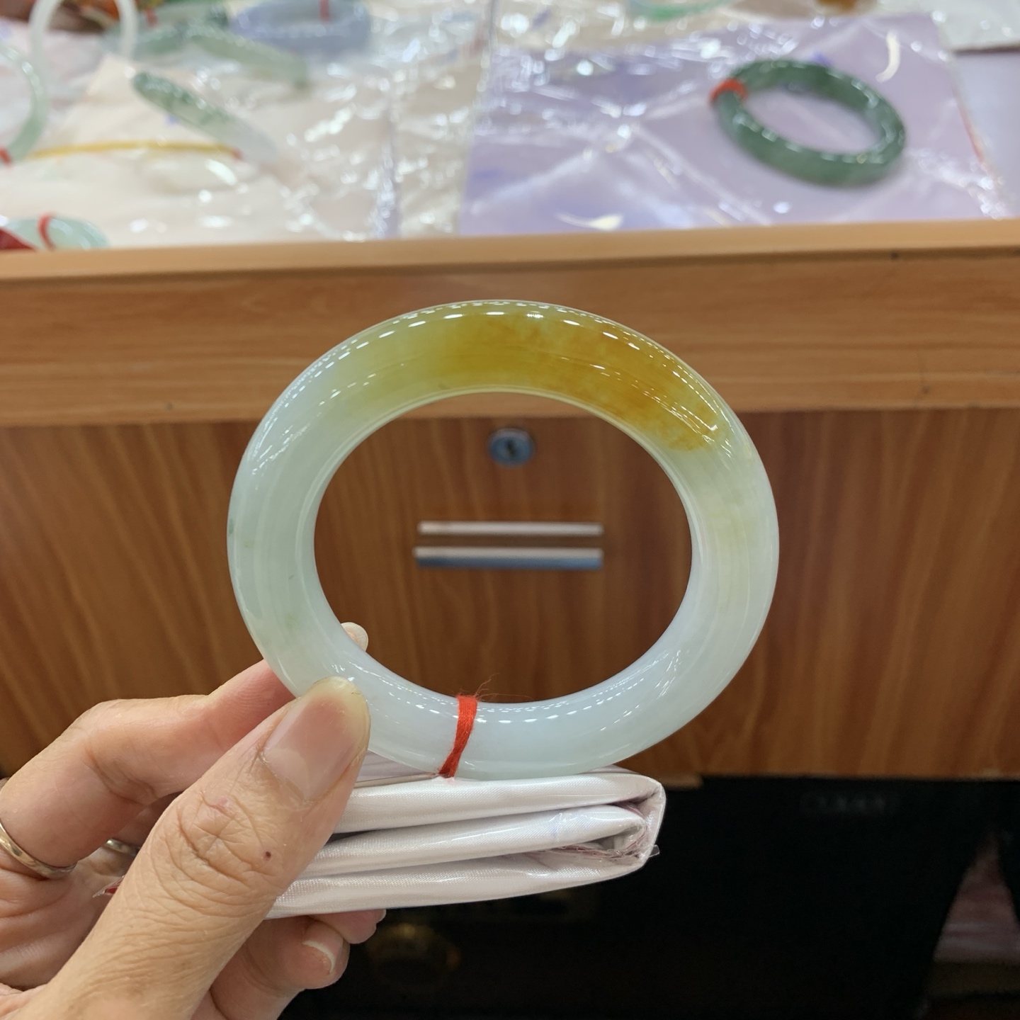 042725JM，飘黄翡圆条翡翠手镯，56.2-12.1