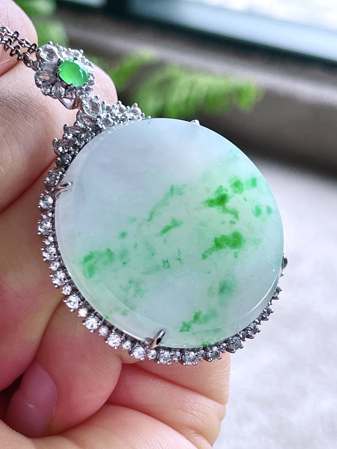 冰飘绿花无事牌吊坠，18k金镶嵌，无裂，性比高，飘花，裸石36.7/8.6，重量17.3克