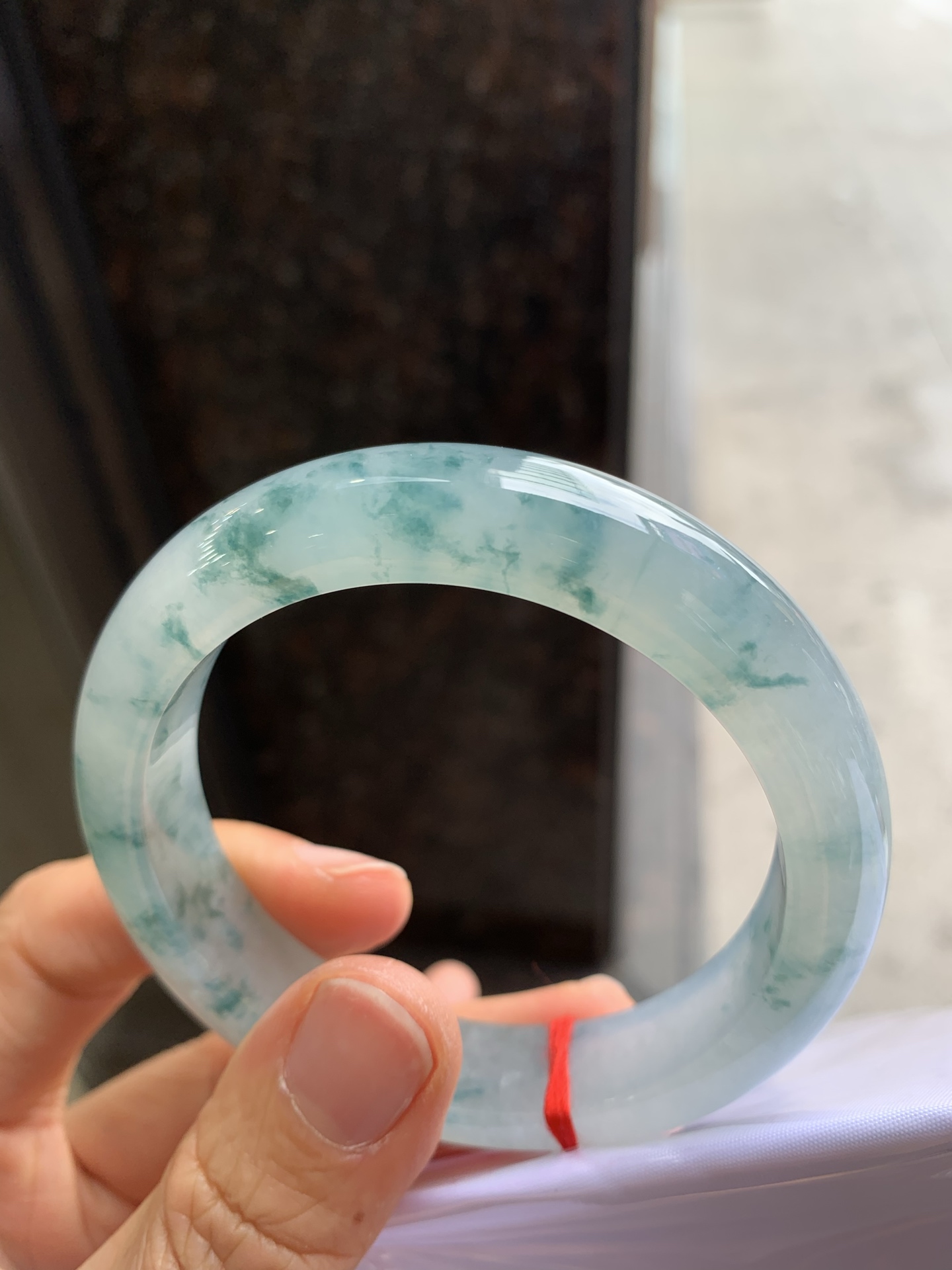 正圈冰种飘花，无裂，尺寸：57.5/12.6/9，版型好