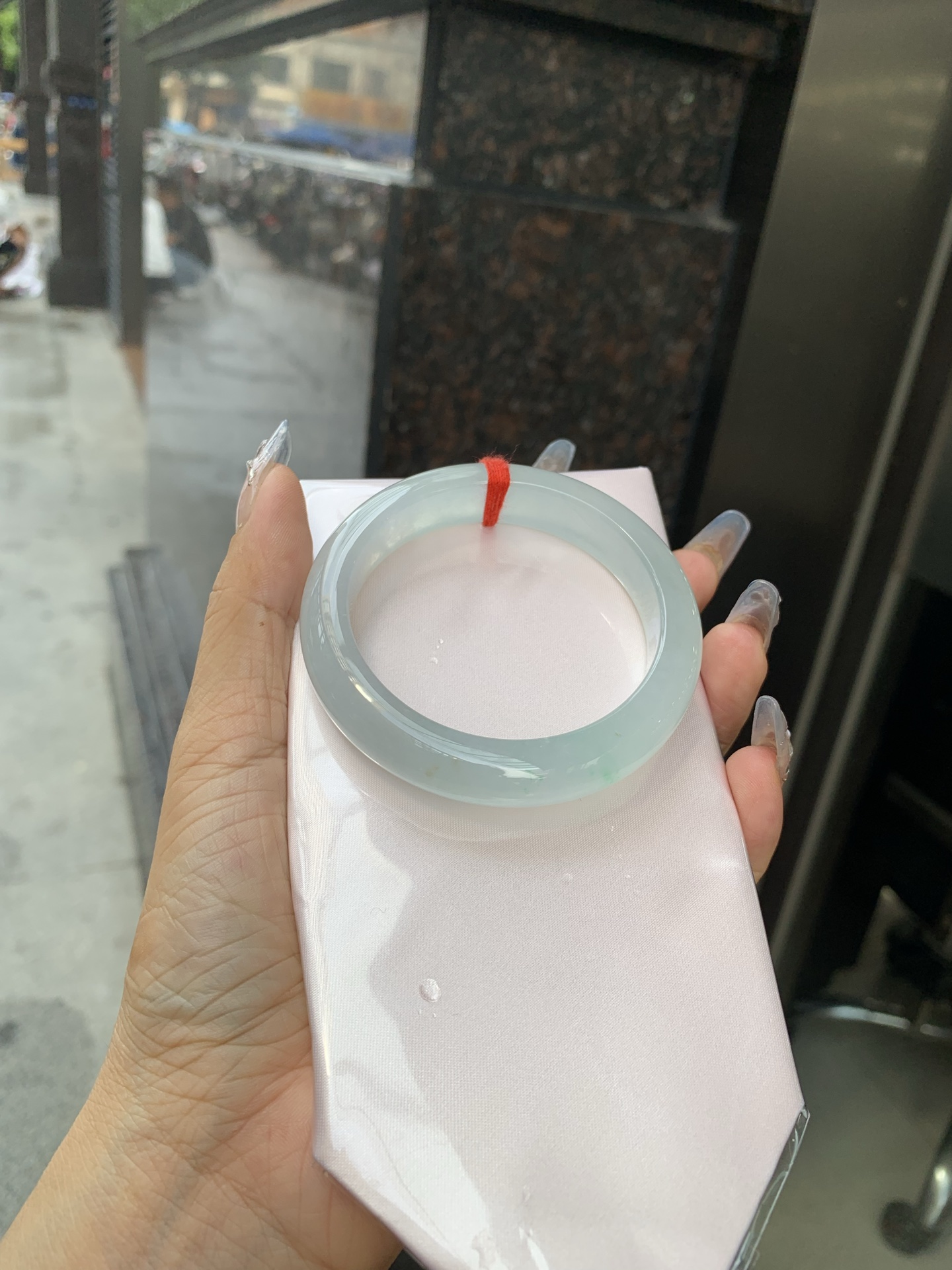 冰飘绿洒金正圈，54.3-8.4-12.1，0428-N560，打灯纹，不扣，玉质冰润细腻，清爽的底子飘一丝阳绿花，鲜活而灵动，犹如新冒的嫩芽，艳丽惹人