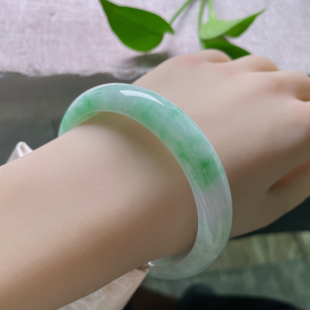 59.9/11.7/7.9，飘绿正圈，大圈口，水润细腻，绿意随意飘洒，肆意张扬，皮纹，ss51264a