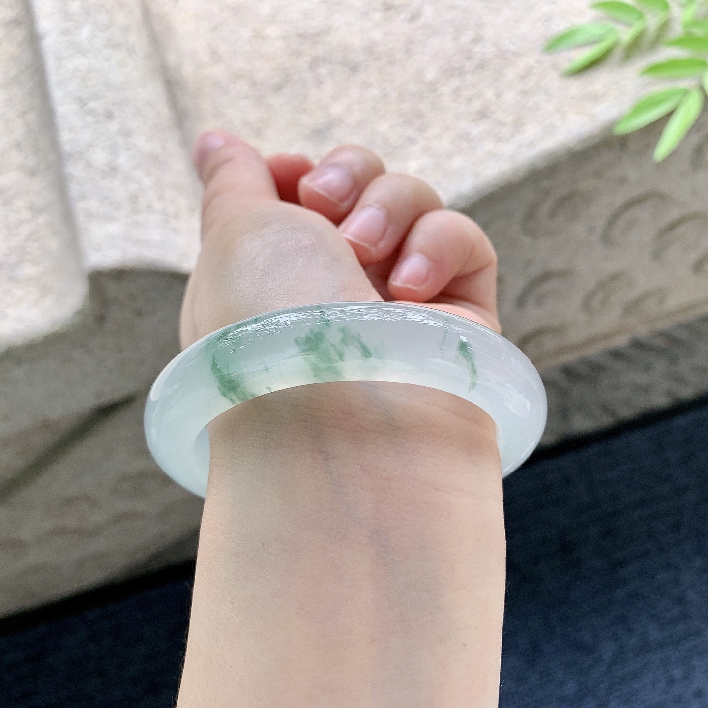 正圈54 55 圈口54.7/12/9.6 编码C5042942 描述冰飘绿花，水润，种老，细腻，打灯有棉絮线，无碍