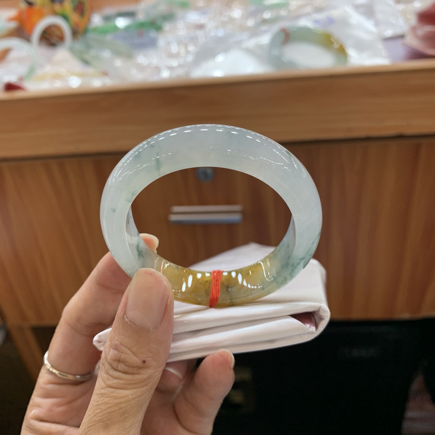 042726JM，黄翡飘花贵妃翡翠手镯，54-47.5-12-7.2