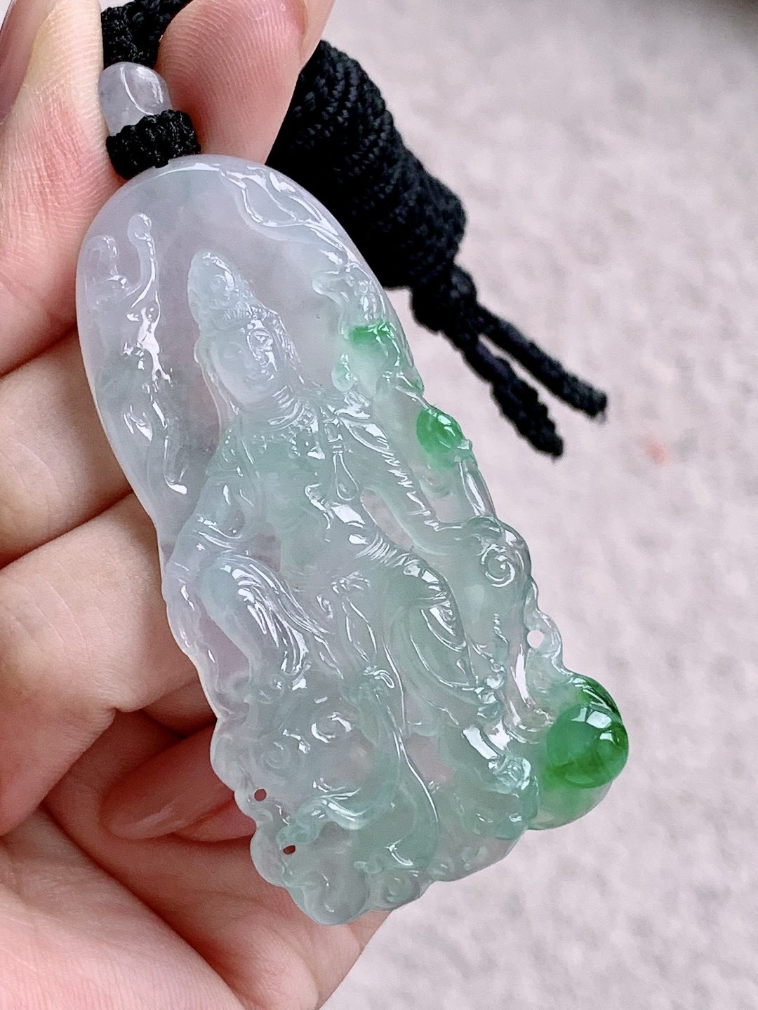 冰飘绿花自在观音牌吊坠，缅料，无裂，性比高，飘花，冰润满胶，细腻，水头足，俏色巧雕，67.4/33.4/8，34克，编号