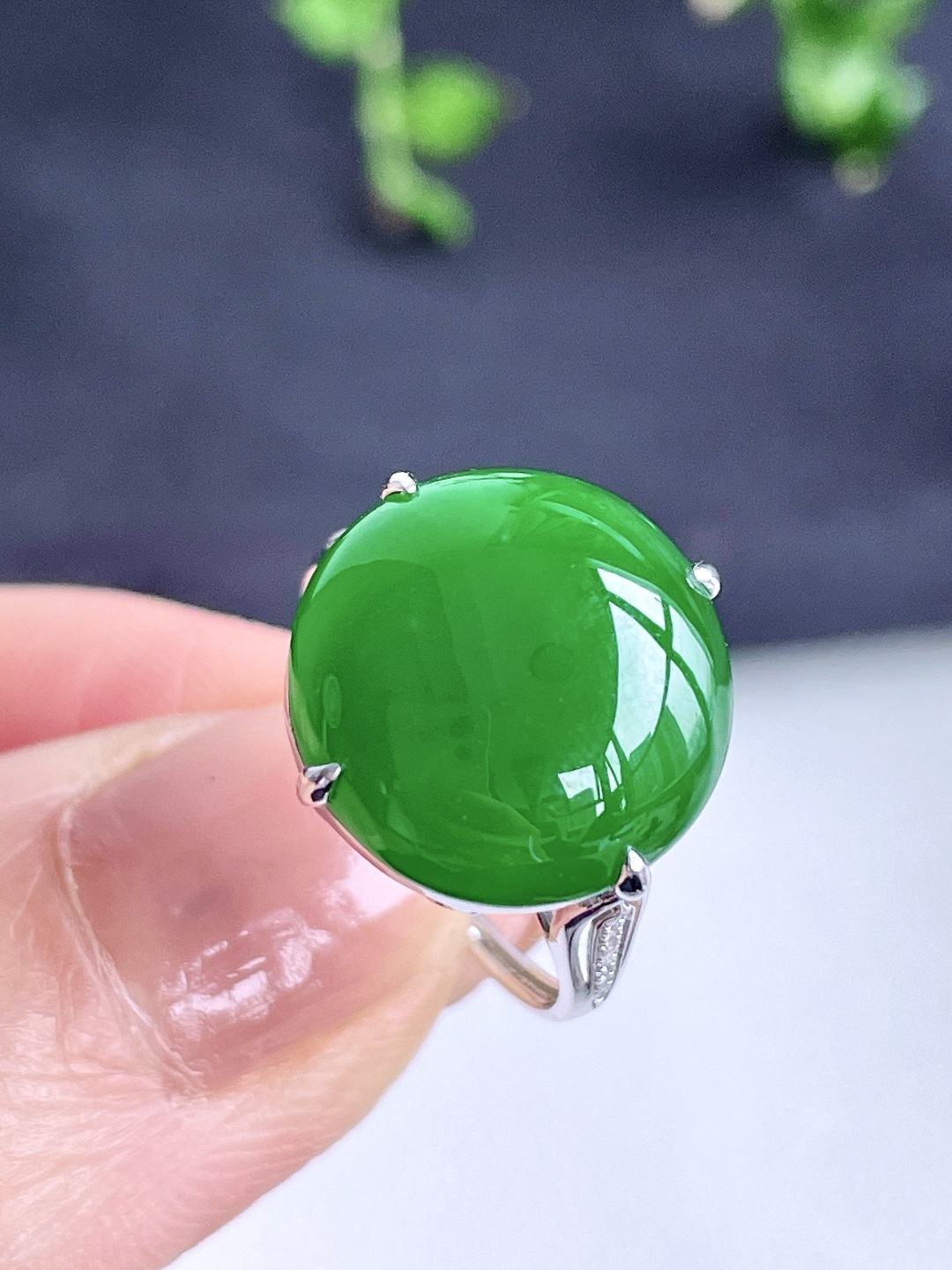 冰辣绿蛋面鸽子蛋戒指，18k金镶嵌，无裂，性比高，13.9/13.9/4，13.5号，3.2克