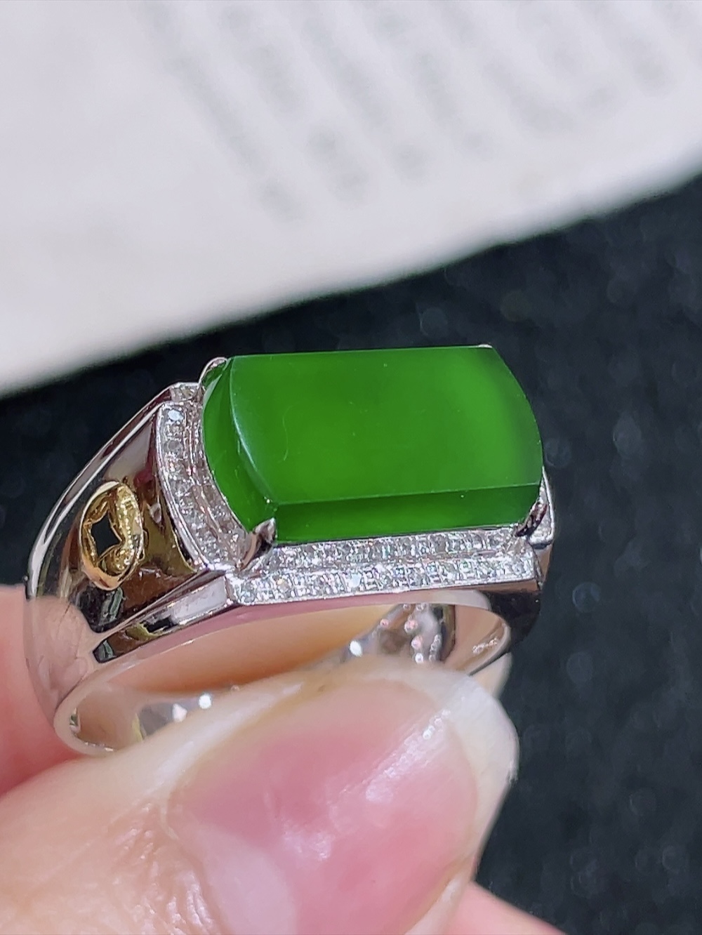 ️冰绿马鞍戒指，无裂，18k金镶嵌，种水，重金镶嵌，厚装饱满，高端大气，时尚百搭，性比高，指圈18.5，裸石13.2/7.3/6.0，含金厚