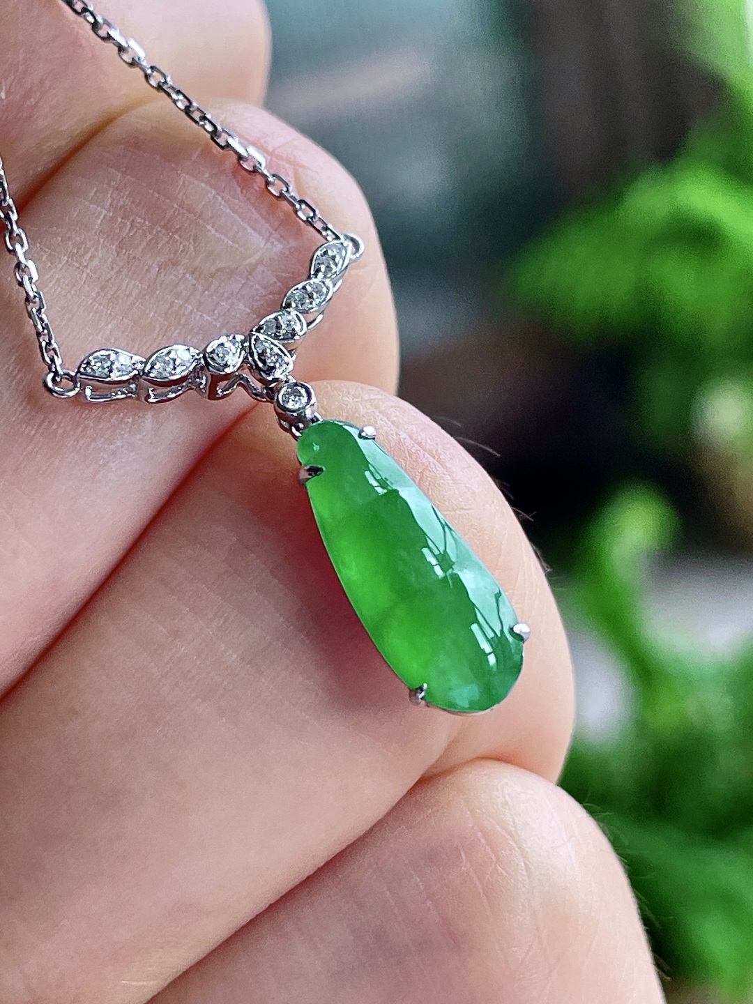 冰阳绿豆子阳绿福豆项链，18k金镶嵌，无裂，性比高，色彩浓郁，15.7/7.2/1，3克