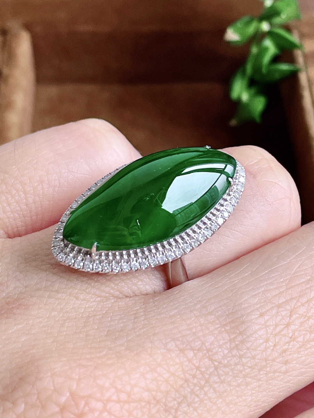 【镶嵌】冰辣绿马眼戒指，【说明】 18k金镶嵌 无裂 性比高，【整体】28-15-11，【裸石】24.5-12.3-6.4，【圈口】14.5号，【重量】6克