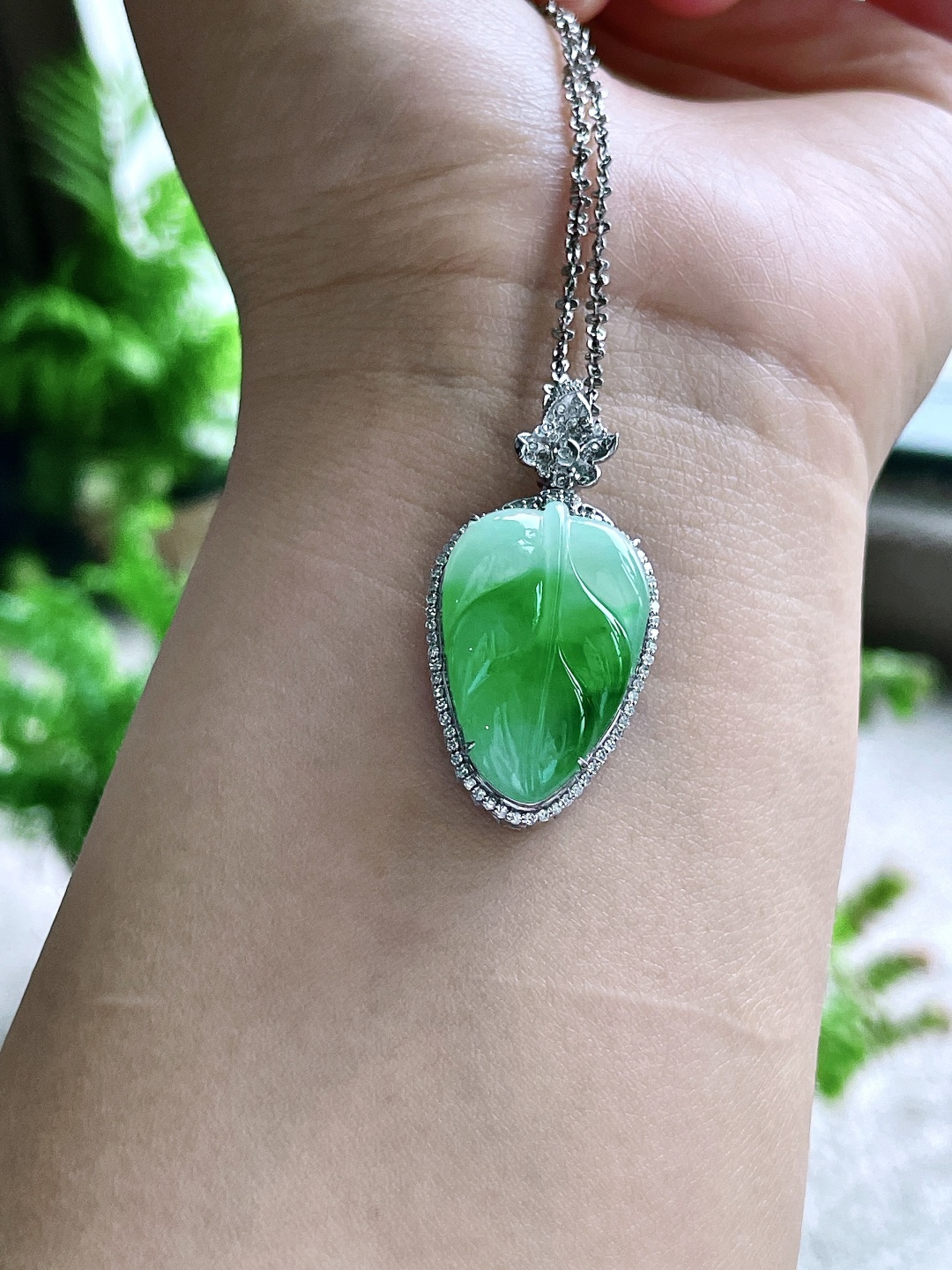 【镶嵌】冰种阳绿树叶飘阳绿叶子吊坠，【说明】缅甸 18k金镶嵌 无裂 性比高 大业有成，【整体】3