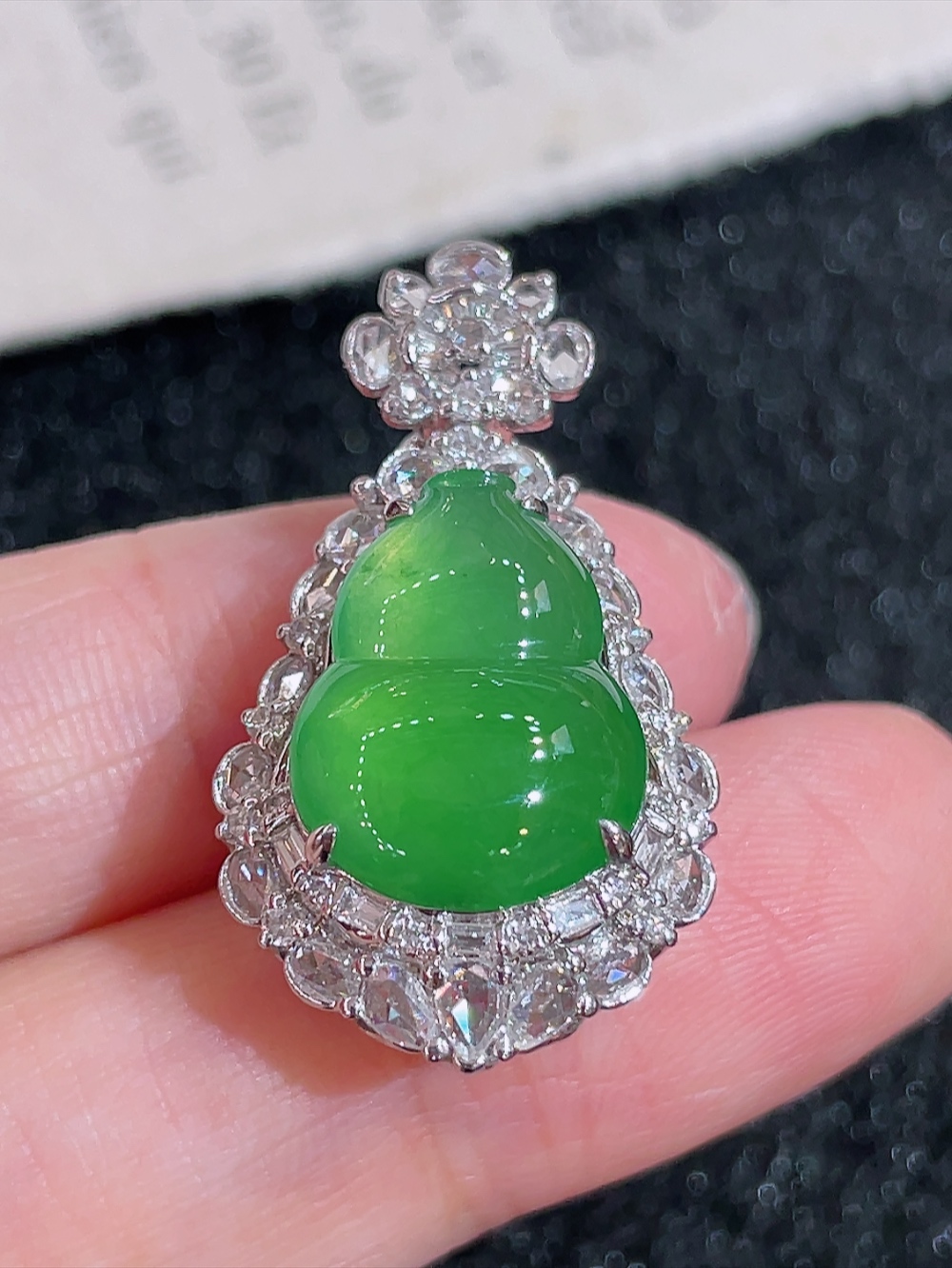 ️冰阳绿葫芦吊坠，无裂，18k金镶嵌，种水，盖中盖，一刀切，全景天窗，重金镶嵌，南非钻镶，厚装饱满