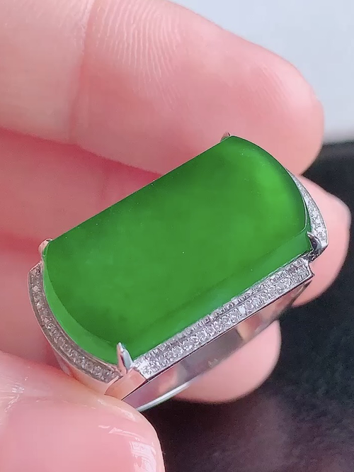 ️天然翡翠 阳绿马鞍戒指，无裂，18k金镶嵌，重金，12/21/2.5。13.8/23/5.8。2