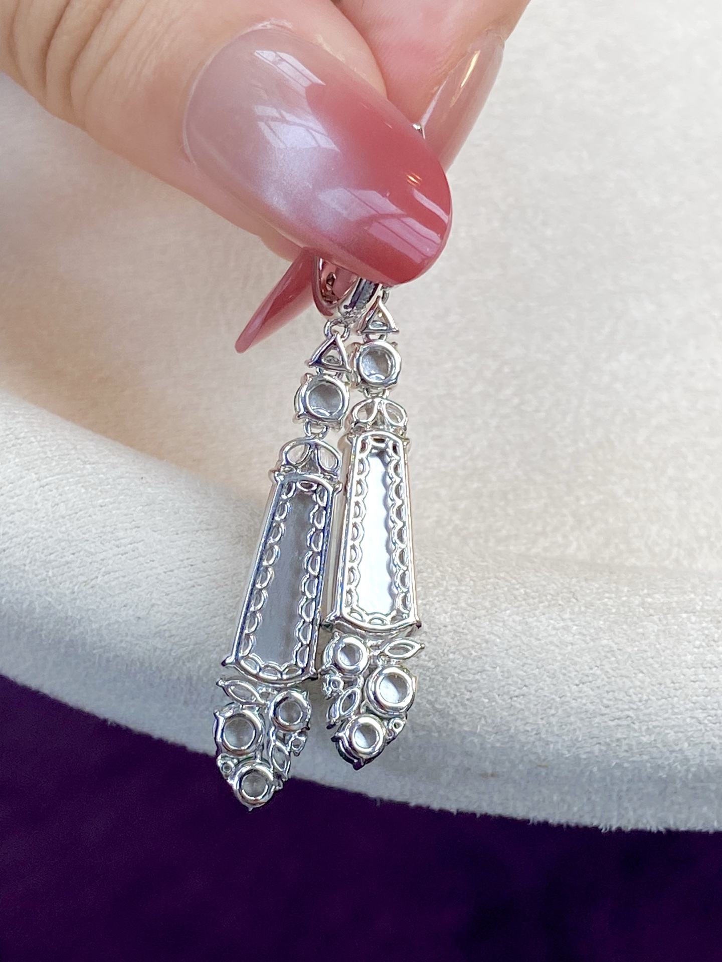 ️玻璃种无事牌耳坠，茅台白灯泡，在每一寸细腻的光里藏着无穷贵气，点缀小绿蛋更添韵味，上耳那一刻赢麻了：49.4/7.5/5.3，裸石：15.8/7.5/3.6mm，无裂